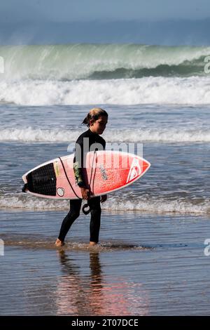 Jeune surfeur talentueux au Quiksilver Festival célébré à Capbreton, Hossegor et Seignosse, avec 20 des meilleurs surfeurs du monde triés sur le volet Banque D'Images