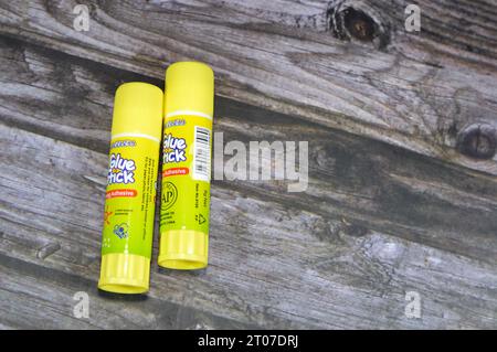 Le Caire, Egypte, septembre 27 2023 : bâton de colle chinoise, solides, adhésifs durs dans des tubes torsadés ou push-up, appliquant de la colle en tenant le tube ouvert pour garder t Banque D'Images