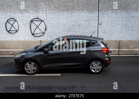 La Haye, Hollande du Sud, pays-Bas. 4 octobre 2023. Un chauffeur montre aux activistes de extinction Rebellion ce qu'il pense de leur blocus de l'A12. Extinction les militants de la rébellion ont bloqué l'autoroute A12 à la Haye. (Image de crédit : © James Petermeier/ZUMA Press Wire) USAGE ÉDITORIAL SEULEMENT! Non destiné à UN USAGE commercial ! Banque D'Images