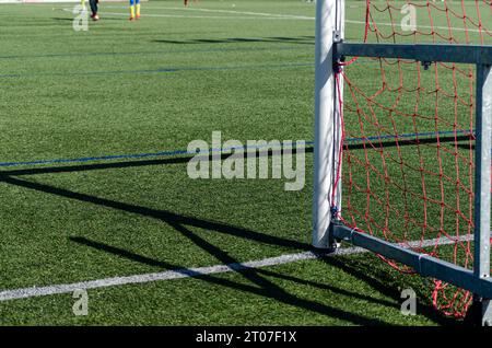 Vue de la surface et du but d'un terrain de football pendant un match. Banque D'Images