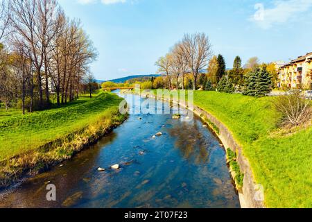 Vue sur la rivière de montagne Ropa, sur les rives de laquelle se trouve l'ancienne ville de Gorlica, Pologne. Banque D'Images