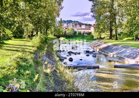 Vue sur la rivière de montagne Ropa, sur les rives de laquelle se trouve l'ancienne ville de Gorlica, Pologne. Banque D'Images