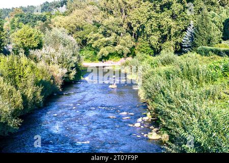 Vue sur la rivière de montagne Ropa, sur les rives de laquelle se trouve l'ancienne ville de Gorlica, Pologne. Banque D'Images