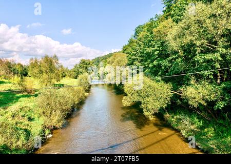 Vue sur la rivière de montagne Ropa, sur les rives de laquelle se trouve l'ancienne ville de Gorlica, Pologne. Banque D'Images