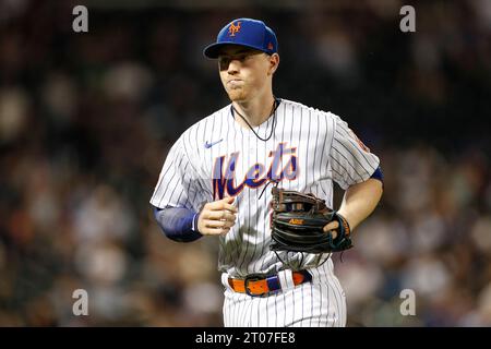 Le troisième joueur de base des mets de New York Brett Baty (22) sort du terrain lors d’un match de saison régulière entre les Diamondbacks de l’Arizona et les mets de New York en septembre Banque D'Images