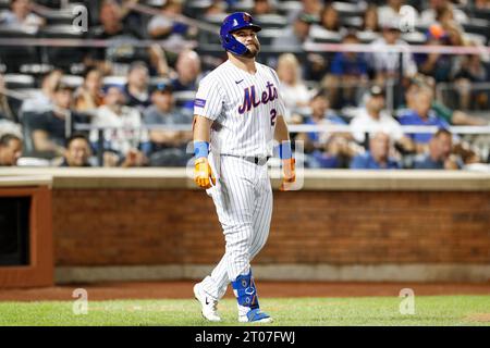 DJ Stewart (29), le joueur de terrain droit des mets de New York, réagit après avoir été frappé par un terrain lors d'un match de saison régulière entre les Diamondbacks de l'Arizona et New Yo Banque D'Images