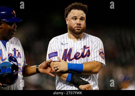 DJ Stewart (29), le joueur de terrain droit des mets de New York, réagit après avoir été frappé par un terrain lors d'un match de saison régulière entre les Diamondbacks de l'Arizona et New Yo Banque D'Images