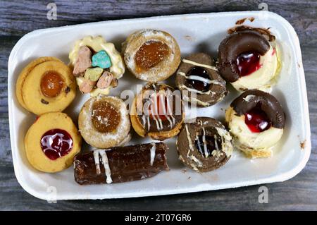 Assortiment de biscuits français, Buttery, crumbly, décadent, et simple farci et couvert de différentes saveurs, chocolat blanc et brun, déchiquetés Banque D'Images