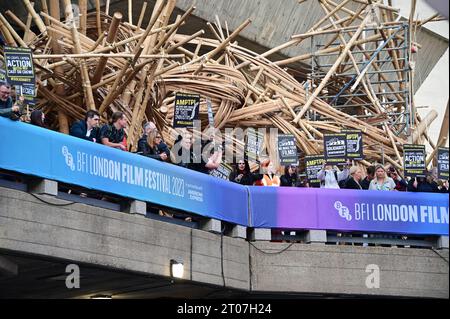 Royal Festival Hall, Londres, Royaume-Uni. 2 octobre 2023. BFI 2023 : démonstration des équipes de films lors du gala Saltburn - Opening Night, Londres, Royaume-Uni. Crédit : Voir Li/Picture Capital/Alamy Live News Banque D'Images