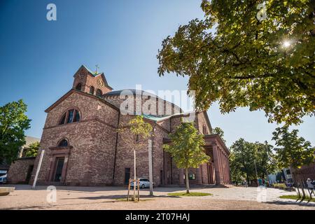 AM Kirchplatz liegt mitten in der Stadt die katholische Kirche St. Stephan. Karlsruhe, Baden Württemberg, Deutschland. Stadtansicht von Karlsruhe *** sur la place de l'église est situé au milieu de la ville l'église catholique St Stephan Karlsruhe, Baden Württemberg, Allemagne vue de la ville de Karlsruhe crédit : Imago/Alamy Live News Banque D'Images