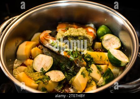 Poisson cuit avec des légumes et des assaisonnements. Nourriture saine. Oméga 3 Banque D'Images