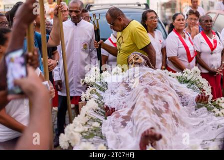 Valenca, Bahia, Brésil - 07 avril 2023 : l'image de l'homme mort est vue pendant la procession de la passion Christs dans la ville de Valenca, Bahia. Banque D'Images