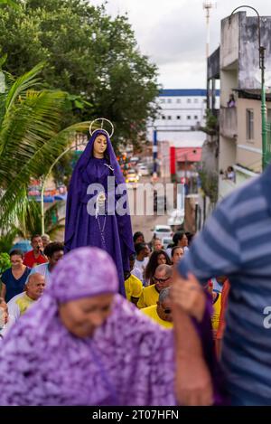 Valenca, Bahia, Brésil - 07 avril 2023 : image de Marie, mère de Jésus, portée par les croyants pendant la procession de la passion Christs dans l'ic Banque D'Images