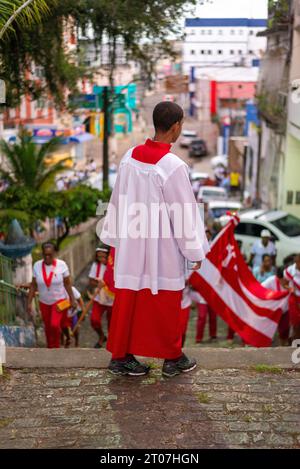 Valenca, Bahia, Brésil - 07 avril 2023 : des fidèles catholiques sont vus pendant la procession de la passion Christs dans les rues de la ville de Valenca, Ba Banque D'Images