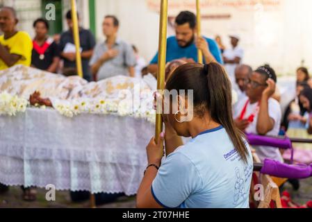 Valenca, Bahia, Brésil - 07 avril 2023 : des fidèles catholiques sont vus à genoux prier lors d'un hommage au défunt Seigneur de la passion Christs dans le Banque D'Images