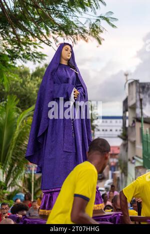 Valenca, Bahia, Brésil - 07 avril 2023 : image de Marie, mère de Jésus, portée par les croyants pendant la procession de la passion Christs dans l'ic Banque D'Images