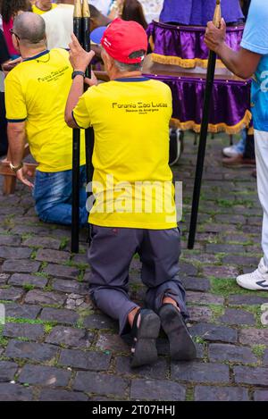 Valenca, Bahia, Brésil - 07 avril 2023 : des fidèles catholiques sont vus à genoux prier lors d'un hommage au défunt Seigneur de la passion Christs dans le Banque D'Images