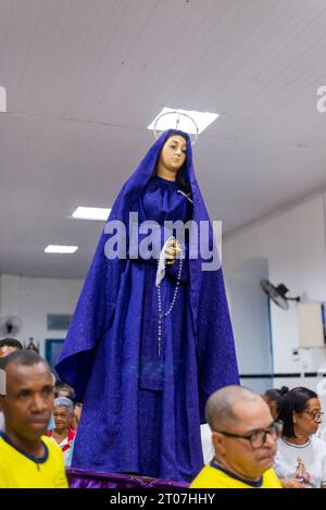 Valenca, Bahia, Brésil - 07 avril 2023 : les fidèles catholiques portent l'image de Marie, mère de Jésus, à l'intérieur de l'église Matriz après la procession de Banque D'Images