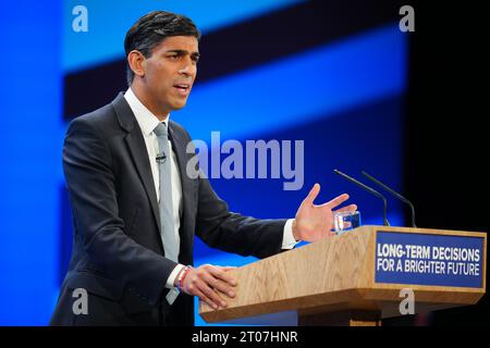 Manchester, Royaume-Uni. 4 octobre 2023. Le Premier ministre britannique Rishi Sunak prononce un discours liminaire lors de la conférence annuelle du Parti conservateur à Manchester, en Grande-Bretagne, le 4 octobre 2023. Le Premier ministre du Royaume-Uni, Rishi Sunak, s'est engagé mercredi à construire un «avenir meilleur» pour le pays alors qu'il a abandonné la partie nord du projet ferroviaire phare HS2 et a introduit une série de nouvelles mesures pour renforcer le soutien au Parti conservateur au pouvoir en tant que prochain général les élections approchent. Crédit : Xinhua/Alamy Live News Banque D'Images