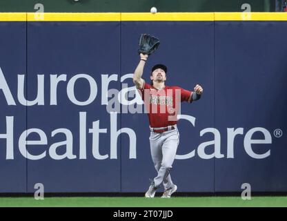 Milwaukee, États-Unis. 04 octobre 2023. Corbin Carroll, le joueur de terrain gauche des Diamondbacks de l'Arizona, attrape une mouche sacrifice des Brewers Sal Frelick de Milwaukee dans la première manche du deuxième match d'une série Wild Card de la Ligue nationale MLB à l'American Family Field à Milwaukee, Wisconsin, le mercredi 4 octobre 2023. Photo de Tannen Maury/UPI crédit : UPI/Alamy Live News Banque D'Images