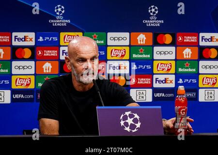 Dortmund, Allemagne. 04 octobre 2023. DORTMUND, ALLEMAGNE - 4 OCTOBRE : l'entraîneur principal Stefano Pioli de l'AC Milan assiste à une conférence de presse après le match du Groupe F de l'UEFA Champions League opposant le Borussia Dortmund et l'AC Milan au signal Iduna Park le 4 octobre 2023 à Dortmund, Allemagne (photo de Rene Nijhuis/BSR Agency) crédit : Agence BSR/Alamy Live News Banque D'Images