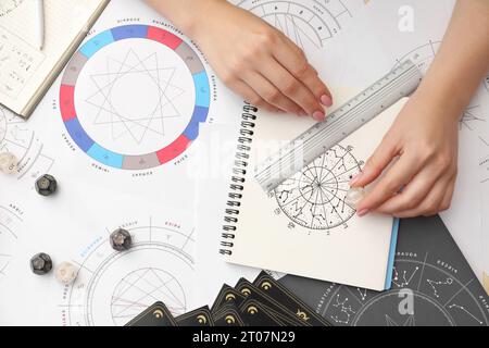 Astrologue utilisant la roue du zodiaque pour la prévision de destin à la table, vue de dessus. Dire la fortune Banque D'Images