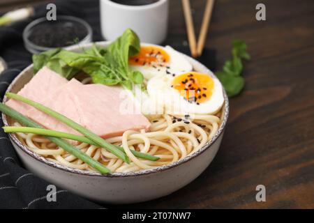 Délicieux ramen avec de la viande sur une table en bois, gros plan avec espace pour le texte. Soupe de nouilles Banque D'Images