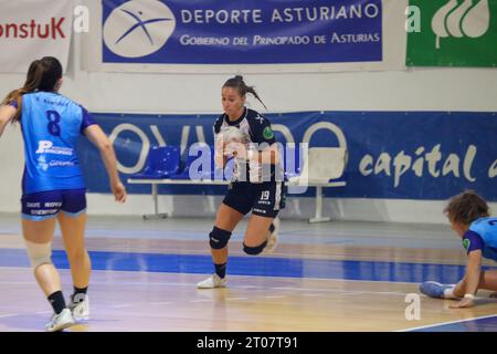 Oviedo, Asturies, Espagne. 4 octobre 2023. Oviedo, Espagne, 04 octobre 2023: Patricia Andreia da Silva (19), joueuse de la Costa del sol Malaga, court avec le ballon lors de la 5e journée de la Liga Guerreras Iberdrola 2023-24 entre Lobas Global ATAC Oviedo et Costa del sol Malaga, le 4 octobre 2023, au Florida Arena Municipal Sports Center à Oviedo, en Espagne. (Image de crédit : © Alberto Brevers/Pacific Press via ZUMA Press Wire) USAGE ÉDITORIAL SEULEMENT! Non destiné à UN USAGE commercial ! Banque D'Images