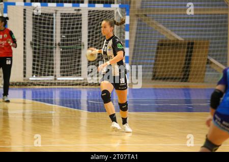 Oviedo, Asturies, Espagne. 4 octobre 2023. Oviedo, Espagne, 04 octobre 2023: Patricia Andreia da Silva (19), joueuse de la Costa del sol Malaga, passe le ballon lors de la 5e journée de la Liga Guerreras Iberdrola 2023-24 entre Lobas Global ATAC Oviedo et Costa del sol Malaga, le 4 octobre 2023, au Florida Arena Municipal Sports Center à Oviedo, en Espagne. (Image de crédit : © Alberto Brevers/Pacific Press via ZUMA Press Wire) USAGE ÉDITORIAL SEULEMENT! Non destiné à UN USAGE commercial ! Banque D'Images