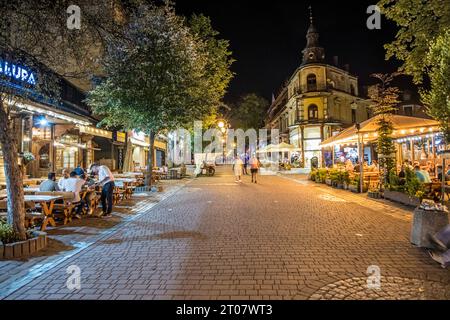 Zakopane, Pologne- 16 juillet 2023 : célèbre rue Krupowki à Zakopane la nuit. La rue Krupowki est la principale zone commerçante et la promenade piétonne Banque D'Images