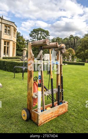 Castle Combe, Royaume-Uni - 23 septembre 2023 : ensemble de croquet vintage. Clubs en bois avec balles de croquet. Un jeu de plein air à l'ancienne. Banque D'Images