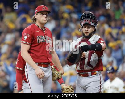 Milwaukee, États-Unis. 04 octobre 2023. Le lanceur des Diamondbacks de l’Arizona Kevin Ginkel parle à l’attrapeur Jose Herrera dans la huitième manche contre les Brewers de Milwaukee dans le deuxième match d’une série de Wild Card de la Ligue nationale MLB à l’American Family Field à Milwaukee, Wisconsin, le mercredi 4 octobre 2023. Photo de Tannen Maury/UPI crédit : UPI/Alamy Live News Banque D'Images