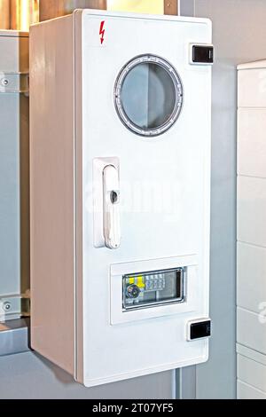 Unité d'alimentation d'armoire électrique avec disjoncteurs et panneaux de surveillance dans le ménage moderne Banque D'Images