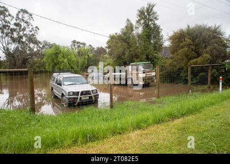 Crue les eaux s'élevant dans une cour avec une voiture et un camion. Place de lancement Victoria 2023 Banque D'Images
