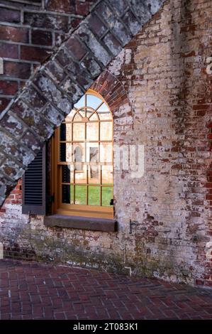 Reflet de fort dans la fenêtre, fort Macon SP, NC Banque D'Images