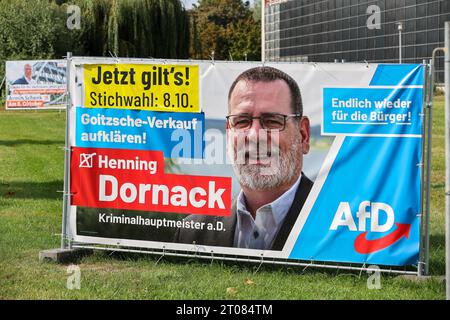 Bitterfeld Wolfen, Allemagne. 04 octobre 2023. Les affiches électorales du candidat Dornack (AfD) se tiennent dans le centre-ville. Crédit : Jan Woitas/dpa/Alamy Live News Banque D'Images