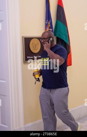 Washington, États-Unis. 02 octobre 2023. Le représentant des États-Unis Jamaal Bowman (démocrate de New York) arrive à son bureau dans le Cannon House Office Building à Washington, DC, USA, lundi 2 octobre, 2023. le représentant Bowman fait l ' objet d ' un examen minutieux après avoir affirmé qu ' il avait déclenché par erreur une alarme incendie dans un immeuble de bureaux du Congrès alors que les élus s ' apprêtaient à voter sur un projet de loi de dépenses pour éviter un éventuel arrêt du gouvernement. Photo de Rod Lamkey/CNP/ABACAPRESS.COM crédit : Abaca Press/Alamy Live News Banque D'Images