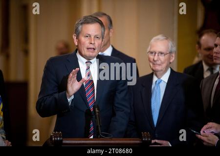 Washington, États-Unis. 04 octobre 2023. Le sénateur américain Steve Daines (Républicain du Montana) prononce une allocution après le déjeuner politique républicain du Sénat, au Capitole américain à Washington, DC, USA, mercredi 4 octobre, 2023. photo de Rod Lamkey/CNP/ABACAPRESS.COM crédit : Abaca Press/Alamy Live News Banque D'Images