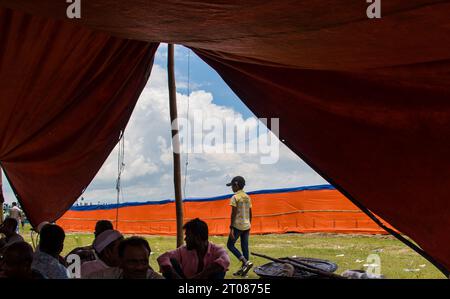 Gare maritime traditionnelle, mode de vie des gens et ciel nuageux photographiés le 25 juin 2022, depuis la gare maritime de Mawa, au Bangladesh Banque D'Images