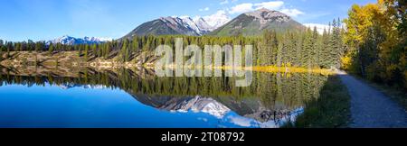 Sentier de randonnée Johnson Lake Panorama, forêt bordée de Shore Mountain Peak Reflection. Paysage d'automne pittoresque, parc national Banff, Rocheuses canadiennes Banque D'Images