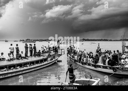 Gare maritime traditionnelle, mode de vie des gens et ciel nuageux photographiés le 25 juin 2022, depuis la gare maritime de Mawa, au Bangladesh Banque D'Images