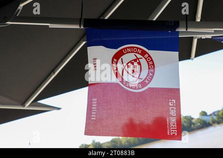 Bordeaux , France - 10 01 2023 : ubb Rugby Union Bordeaux begles logo club marque et signe textuel sur les fans de rugby drapeau français bleu blanc rouge Banque D'Images