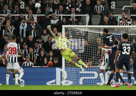 Le gardien de Newcastle United Nick Pope (22 ans) effectue un sauvetage lors du match de football du groupe F de l'UEFA Champions League entre Newcastle United et le Paris Saint-Germain le 4 octobre 2023 au St James' Park à Newcastle, en Angleterre Banque D'Images