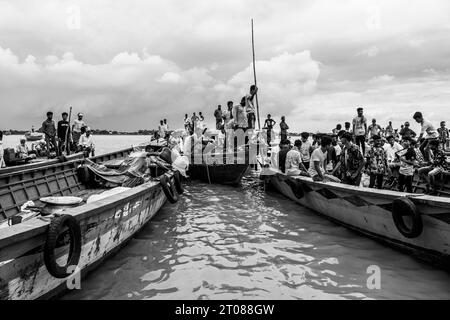 Gare maritime traditionnelle, mode de vie des gens et ciel nuageux photographiés le 25 juin 2022, depuis la gare maritime de Mawa, au Bangladesh Banque D'Images