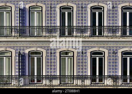 Un bâtiment décoré avec des azulejos, des tuiles cermaiques bleu portguese traditionnelles, en face de l'appartement que j'ai loué à Chiado, Lisboa, Portugal. Banque D'Images