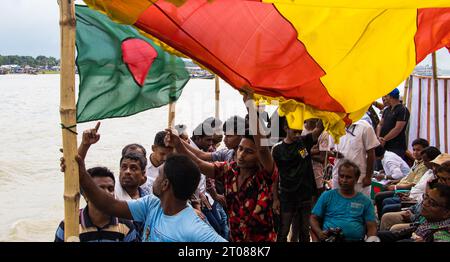 Gare maritime traditionnelle, mode de vie des gens et ciel nuageux photographiés le 25 juin 2022, depuis la gare maritime de Mawa, au Bangladesh Banque D'Images