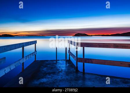 Coucher de soleil tranquille sur la jetée suédoise et l'horizon de l'océan. Banque D'Images