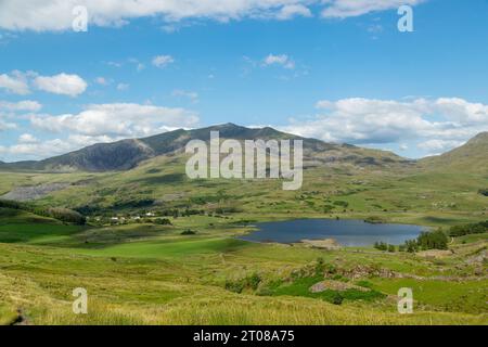 Sur les pentes de y Garn dans le parc national de Snowdonia en regardant vers Llyn y Gader avec Snowdon en arrière-plan. Banque D'Images