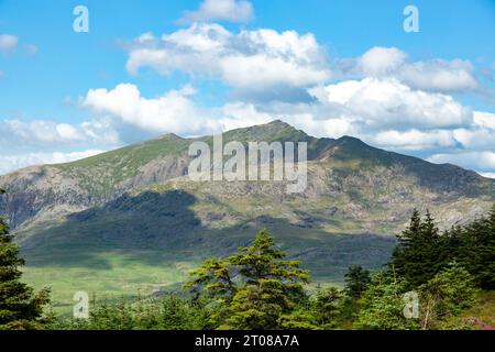 Sur les pentes de y Garn dans le parc national de Snowdonia en regardant vers la crête de Snowdon yr Wyddfa Banque D'Images