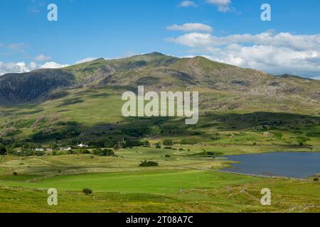 Sur les pentes de y Garn dans le parc national de Snowdonia en regardant vers Llyn y Gader avec Snowdon en arrière-plan. Banque D'Images